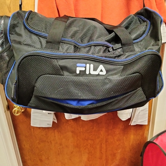 Fila Duffle Bag  w shoulder strap est sz10x12x22 $ - Picture 1 of 7